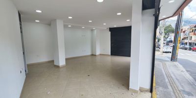 Se arrienda excelente local comercial ubicado Itagui, cerca al parque obrero una zona estrategica que combina el ambiente residencial con una dinamica actividad comercial. El espacio cuenta con 48 m y una altura de 2 metros, ideal para diversos tipos de negocios. Dispone de bano, cocineta y un agradable acabado en baldosa que facilita la limpieza y el mantenimiento. Su ubicacion es privilegiada, rodeada de restaurantes, almacenes y servicios, lo que garantiza un alto flujo peatonal y vehicular. Es la oportunidad perfecta para establecer o expandir tu negocio en una de las zonas con mayor proyeccion de Itagui. Canon + IVA 