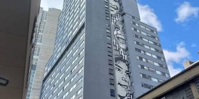 Espectacular aparta estudio para estrenar en el barrio Las Nieves en el piso 2 con vista exterior, sobre la Carrera 5 a una calle de la Avenida Calle 19 y a tres calles de la Avenida Circunvalar, a tres calles de la estación de Transmilenio Las Aguas, a pocas calles de la universidad Central y Jorge Tadeo Lozano, por su ubicación puede encontrar Restaurantes, almacenes de ropa y entidades bancarias Bancolombia. El Edificio cuenta con, gimnasio, salón de lectura, sala de cine y zona para BBQ. El apartamento cuenta con un área de 22 metros, una alcoba con closet, un baño completo, cocina abierta integral, zona de lavandería independiente y con opción de garaje. Cualquier información adicional contáctenos al correo electrónico miguel.moyainmobiliariabogota.com o al teléfono 3143659477. El equipo de Inmobiliaria Bogotá está comprometido a brindar una experiencia de vida excepcional para nuestros clientes desde el momento en que haces parte de nuestra comunidad.