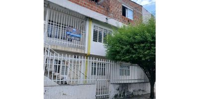 ¡Acogedor apartamento en alquiler en la ciudad de Cali, ubicado en el hermoso departamento del Valle del Cauca!. (Nueva Floresta)No se admiten mascotas.maximo para 2 personas.Este inmueble te encantará por su excelente ubicación en una zona privilegiada de la ciudad, cercano a todo lo que necesitas para una vida cómoda y práctica.

Con un área construida de 48 M2, este apartamento cuenta con todo lo necesario para ser tu hogar ideal. Cuenta con una amplia alcoba que te permite tener tu propio espacio personal y un baño completo para mayor privacidad. Además, el apartamento cuenta con un garaje compartido para moto, lo que te garantiza tener siempre un lugar seguro para tu moto.

Dentro de sus características internas, este apartamento cuenta con todos los servicios básicos necesarios para una vida tranquila y confortable. Tendrás acceso a agua, electricidad y gas domiciliario, lo que garantiza tu comodidad en todo momento.

Por otro lado, en cuanto a sus características externas, este apartamento se encuentra en una zona de fácil acceso, pavimentada y cercana a colegios y universidades, ideal para estudiantes o familias con hijos. Además, su ubicación privilegiada te permite tener acceso a tiendas de barrio y comercios cercanos para tus compras diarias. Y lo mejor de todo, su ubicación sobre una vía principal te brinda una excelente conexión con diferentes zonas de la ciudad.

No esperes más y convierte este apartamento en tu nuevo hogar en la hermosa ciudad de Cali. ¡Contáctanos ahora mismo para más información y aprovecha esta increíble oportunidad!