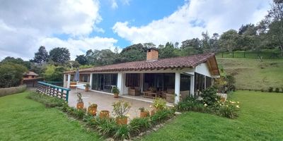 Casa Campestre en hermosa parcelación de El Retiro, sector Los Salados. A sólo 20 minutos de Medellín. Si lo que buscas es estar rodeado de naturaleza, paz, silencio, este lugar es para ti. Cómoda casa de un nivel de 200 mts. Dos alcobas, cada una con baño y vestier. Alcoba de servicio con baño. Jacuzzi. 3 Salas. Bosque nativo de 3.000 mts. aprox. Conéctate más con la naturaleza, respira aire puro y sumérgete en los sonidos naturales. Agendemos cita y descubre tu próximo hogar.