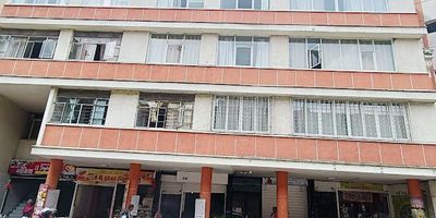apartamento, en el centro de la ciudad de cali,  alfrente de la iglesica de san francisco, y al lado de la gobernacion, en el  edifcio los pilares tercer piso, una habiatacion, sala comedor, baño y ducha ,cocina en meson y gabinete, 
