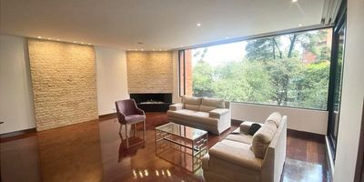 Apartamento AMOBLADO O SIN AMOBLAR. Hall de entrada, sala espaciosa con ventanal amplio, vista verde, muy iluminada, chimenea, terraza y cortinas domotizadas. Comedor de 10 puestos, sala de star. Cocina cerrada, integral, doble poceta, con horno, microondas, nevecon, no lavavajillas. Zona de lavandería con ventilación natural. Cuarto y baño de servicio. Baño social. 3 habitaciones iluminadas, domotizadas, con closet, cada una con baño privado, habitación principal con walk-in closet y baño muy amplio con doble poceta. Puerta de seguridad. 3 parqueaderos, depósito de 4m2. ADMINISTRACIÓN NO INCLUIDA $2.595.400. Edificio de 11 pisos, 22 aptos en total, 2 por piso, planta de suplencia total, 11 parqueaderos de visitantes, 2 ascensores, sala de escoltas, gimnasio con ducha, trampa y mini golf, 2 salones sociales, uno amoblado con cocineta, terraza amplia con zona infantil.