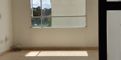 Apartamento en ciudad Alsacia cerca al centro comercial el Eden y Bazar Alsacia, estrato 3, apartamento esquinero quinto piso, consta de dos alcobas y un estudio, el estudio esta adaptado para vestier, sala, comedor, cocina integral baño con vidrio templado y zona de lavandería. 