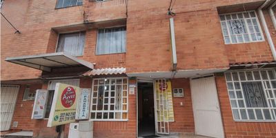 Casa en venta ubicada en Mosquera, Cundinamarca, ideal para aquellas familias que buscan tranquilidad y confort.

 3 cómodas alcobas 

3 baños

Cocina

Patio

Altillo

Además, entre las características internas también incluye un local comercial en el primer piso. 

La casa cuenta con servicios de gas domiciliario y electricidad, ademas de su ubicación estratégica, con acceso pavimentado y cercano a centros comerciales, colegios y universidades.

En resumen, esta casa en Mosquera es una excelente oportunidad para quienes buscan un lugar tranquilo y confortable para vivir, o para invertir con todos  los servicios necesarios para una vida cómoda y placentera. ¡No pierdas la oportunidad de tener tu hogar en este hermoso entorno!
