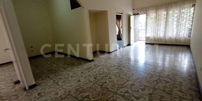 Alquiler de excelente apartamento en el barrio Villa del sur, ubicado en 2do piso, consta de amplia sala - comedor, cocina abierta (Sin estufa), 4 habitaciones con closet, la principal con baño, baño de habitaciones, estudio, patio, zona de oficios, habitación del servicio con baño, gran terraza, parqueadero para moto, un excelente lugar para vivir, cerca a supermercados, droguerias, colegios, excelente transporte urbano. separa tu cita