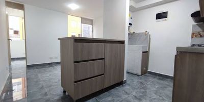 Apartamento en arriendo en San Antonio de Prado con 3 habitaciones, 1 closet, sala comedor, cocina integral, 2 baños y zona de ropas. Cuenta con parqueadero común. La unidad ofrece gimnasio, salón social, lavandería, zona de asado, parque infantil, chorros de agua, zonas verdes y portería permanente. Excelente ubicación cerca de la UVA El Paraíso, vía nueva a San Antonio, parroquia, biblioteca, tiendas, D1, ARA y rutas de buses. Contáctanos en Epicasa.