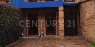 Conjunto Residencial Los Nogales, esta hermosa casa de 188 m² de área privada ofrece un ambiente tranquilo y familiar, ideal para quienes buscan confort y cercanía a la naturaleza sin alejarse de Bogotá, dentro de un conjunto cerrado con excelente administración, zonas verdes y ambiente residencial seguro. Su distribución está pensada para aprovechar al máximo los espacios, brindando amplitud y luminosidad natural en cada área. Gracias a su ubicación estratégica en Calle 7 #2-75, Chía, cuenta con fácil acceso a vías principales, colegios, supermercados y centros comerciales. Es una excelente opción para vivir o invertir en una de las zonas de mayor valorización del municipio.