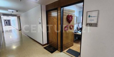 Oficina en venta con un área total de 33.61 metros amplia e iluminada con vista exterior,  con espacios abiertos para puestos de trabajo, área independiente gerencia, ubicada en un cuarto piso cuenta con dos ascensores y piso en baldosa, Parqueadero propio en sótano, cuenta con vigilancia 24/7, salón Social para reuniones y conferencias, al ingreso del edificio cuenta con una coma recepción con vigilancia y seguridad privada, terraza cubierta con hermosa vista cuenta con baños para damas y caballeros, ingreso por el parqueadero al centro comercial por medo de tarjeta de ingreso, cuenta con bancos, restaurantes, almacenes de cadena entre otros, no deje pasar esta oportunidad, se vende con inmobiliario incluido o se puede negociar según acuerdo está rentando actualmente asegurando ingreso inmediato y estable excelente oportunidad para inversionistas estratégicamente ubicada en el centro comercial empresarial Hayuelos al lado de la AV. cuidad de Cali cerca a la AV. 26 y a la AV. Boyacá y Calle 13 actualmente se lleva a cabo el proyecto Regiotrans con acciones urbanísticas que generan plusvalía siendo esta zona el centro de negocios de Bogotá.