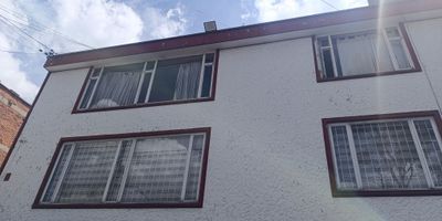 La Soledad, 102 metros, estupendo apartamento remodelado,  segundo piso vista exterior con amplios ventanales,  no tiene ascensor,  dos garajes en linea,  sala comedor muy amplia,  3 habitaciones con closet,  dos baños completos con ducha,  cocina amplia integral a gas natural,  zona de ropas,   apartamento muy bien distribuido,   estupenda ubicación central, todas la vías de acceso, y trasporte publico,  cerca del del park way, sector de vivienda pero también de exclusivos restaurantes, Carulla, bancos, a unos pasos de Crepes & Waffles, al CAI  del barrio la soledad,  universidades, colegios y  comercio en general.