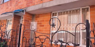 Álamos Norte – Casa en venta

1er Nivel: Antejardin, sala, comedor, cocina integral, zona de lavado.
2do. Nivel: 2 Habitaciones con closet, baño con div. en vidrio.
3er Nivel: 1 Habitación con closet, 1 baño con div, en vidrio.

¡¡¡NEGOCIABLE!!! 