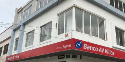 Oficina o Local amplio ubicada en el segundo piso, con excelente ubicación sobre via concurrida, area de parqueo, 2 banos, recién remodelada, con puntos para instalación de aire acondicionado, con la posibilidad de rentar espacios parciales de oficinas que se divide a solicitud del cliente. Ideal para peluqueria, call center entre otros.