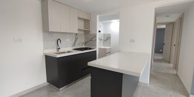 venta apartamento con excelentes caracteristicas, ubicado en Bello.Este inmueble de 55,16 m se encuentra en el piso 28, lo que garantiza una vista privilegiada. La distribucion incluye tres habitaciones, dos banos, tres closets, sala-comedor, cocina integral y zona de ropas. Ademas, cuenta con un parqueadero y un cuarto util.
La ubicacion es inmejorable, con facil acceso a transporte publico y rodeada de zonas comerciales, colegios, universidades, parques, y una variada zona de restaurantes. Esta situado cerca de Comfama Bello.
