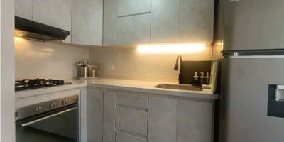 Apartamento en Arriendo en Bello, Sector Los Puertos

 

¡Descubre este apartamento cómodo y seguro en una unidad residencial con todas las comodidades!

 

Características:

 

55 metros cuadrados de espacio habitable

3 habitaciones amplias con clóset

Sala comedor amplia e iluminada para reuniones familiares

Cocina integral equipada para preparar deliciosas comidas

Balcón con vista panorámica

Red de gas para mayor eficiencia

Calentador de agua para mayor comodidad

Cuarto útil para almacenamiento

Parqueadero privado para mayor seguridad

 

Unidad Residencial con Amenities:

 

Portería 24 horas para mayor seguridad

Piscina de adultos y niños para divertirse

Gimnasio para mantenerse en forma

Salón social para eventos y reuniones

Cancha de fútbol para practicar deportes

Zona barbecue para disfrutar al aire libre

Zona para mascotas para los amantes de los animales

 

Ubicación:

 

Sector Los Puertos, Bello, cerca de:

 

- Comercios y servicios básicos

- Transporte público

- Restaurantes y cafeterías

- Todo lo que necesitas

 

Ventajas:

 

Apartamento cómodo y seguro en unidad residencial

Excelente ubicación cerca de todo lo que necesitas

Portería 24 horas y parqueadero privado para mayor seguridad

Piscina, gimnasio y cancha de fútbol para disfrutar

 

No te pierdas esta oportunidad de vivir en un lugar cómodo y seguro. Contáctanos para agendar una visita y hacerlo tuyo.

 

Código: N1614
