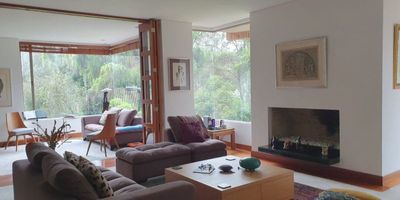 ARRIENDO LINDISIMO  APARTAMENTO EN PERFECTO ESTADO. SECTOR SUBA - CARRERA 74 CON 139 - ZONA ESCUELA DE CARABINEROS -  EN EL CANON  ESTA INCLUIDO EL VALOR DE ADMINISTRACIÓN. SALA - COMEDOR Y ESTUDIO, BALCON TERRAZA CON HERMOSA VISTA A VERDE. TRES ALCOBAS - CADA UNA CON BAÑO - , AMPLIA COCINA CON COMEDOR AUXILIAR Y GENEROSA ALACENA,  ZONA DE LAVANDERÍA, ALCOBA Y BAÑO DE SERVICIO. TRES GARAJES Y DEPÓSITO.

EDIFICIO CON MUY BUENAS ÁREAS COMUNES. JARDINES, PARQUE PARA NIÑOS, SALA DE REUNIONES, PING PONG, PARQUEADEROS DE VISITANTES. JEANNETTE/MARILUZ