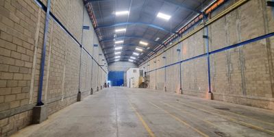 Amplia bodega ubicada en reconocido parque industrial que cuenta con óptima area para oficinas; Seguridad y vigilancia privada, espacio de parqueadero.