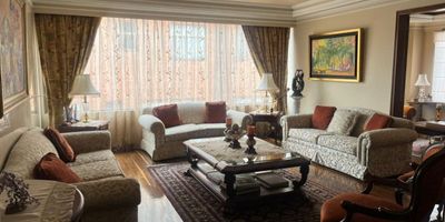 VENDO EXCELENTE APARTAMENTO EN EL BARRIO CHICÓ NAVARRA - CARRERA 18 CON 103 - QUINTO PISO, DUPLEX, INTERIOR.  SALA INDEPENDIENTE, COMEDOR INDEPENDIENTE, BAÑO SOCIAL, COCINA, ZONA DE ROPAS, ALCOBA Y BAÑO DE SERVICIO,  CUATRO ALCOBAS - ALCOBA PRINCIPAL CON BAÑO PRIVADO - LAS DOS  ALCOBAS EN EL SEGUNDO NIVEL TIENEN BAÑO PRIVADO. ESCALERA INDEPENDIENTE EN EL ÁREA DE SERVICIO.  CUATRO GARAJES - DOS INDEPENDIENTES Y DOS EN LÍNEA, DEPÓSITO AMPLIO DENTRO DEL APARTAMENTO.

EDIFICIO DE 16 APARTAMENTOS CON CANCHA DE SQUASH, PLANTA ELÉCTRICA DE SUPLENCIA TOTAL, VIGILANCIA 24/7, PARQUEADEROS PARA VISITANTES. JEANNETTE/MILU