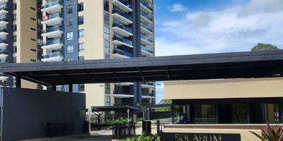 Maravilloso apartamento en renta para estrenar en el conjunto residencial SOLARUM, ubicado en la Av 30 de agosto, ubicación privilegiada. Cuenta con 130 mts construidos, 3 alcobas, 4 baños, sala comedor, cocina integral zona de ropa y 2 parqueaderos cubierto, cuarto util. El conjunto te ofrece piscina, cancha, salón social y zona infantil. La excelente ubicación del inmueble permite un fácil acceso a colegios, rutas de transporte público y sector comercial. Esta es una oportunidad única para adquirir un apartamento en una zona de alta demanda y con todas las facilidades necesarias para una vida cómoda y conveniente.