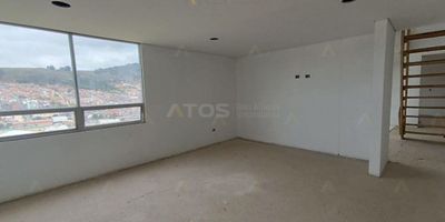 Atos Inmobiliaria tiene disponible para la venta un apartamento para estrenar cerca del Centro Comercial Viva. Este apartamento se encuentra en el edificio Parque Reservado Club House, ubicado en el piso 18. Consta de sala comedor con balcón, espacio para cocina, zona de ropas, 2 habitaciones, dos baños. En el segundo nivel, se encuentra en obra gris y consta de 2 salas de estar, una habitación con baño y vestier. En el tercer nivel, hay una terraza privada y balcón. El área total del apartamento es de 156 m². Si estás interesado en este apartamento y deseas obtener más detalles o programar una visita, te invitamos a ponerte en contacto con Atos Inmobiliaria. Esta podría ser la propiedad que estás buscando para tu nuevo hogar. ¡No dudes en contactarlos para obtener más información y explorar esta oportunidad de inversión!