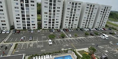 Se alquila apartamento al Sur de la ciudad de Cali, barrio Cachipay sector Bochalema, conjunto residencial Canelo, piso 9, área de  55m². Apartamento  con 2 habitaciones, 2 baños, cocina integral, sala comedor amplia con balcón, estudio, garaje. Apartamento con modernos acabados, iluminación LED, amplios espacios, iluminación natural. La unidad cuenta con piscina para adultos y niños, parque para niños, parqueadero para visitantes, salón social, vigilancia 24/7. Valor alquiler $1.300.000 administración incluida.