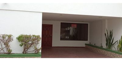 CODIGO 9623FR525 ; Casa en conjunto cerrado ubicado en el barrio  MANGA. Esta casa de un piso cuenta con 3 habitaiones, 3 baños, habitacion y baño de servicio, sala auxiliar, cocina integral, sala comedor, zona de labores, terraza y patio trasero. A pocos metros de Centros Comerciales, Colegios, Iglesias, Universidades y muy cerca de vías principales con acceso a transporte público, restaurantes, supermercados, entre otros y a solo 15 min del Centro Histórico.
