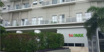 Código: 9623FR576

Se vende apartamento¿ en una zona residencial y urbanística de gran tranquilidad, ideal para disfrutar de un entorno seguro y con amplias comodidades.

El apartamento cuenta con:


 
 3 habitaciones
 
 
 2 baños
 
 
 Cocina tipo americana
 
 
 Sala-comedor
 
 
 Zona de labores
 
 
 Balcón con vista panorámica
 


El edificio ofrece completas zonas comunes que incluyen:


 
 Piscinas
 
 
 Zona social
 
 
 Área de barbacoa
 
 
 Parque infantil
 
 
 Gimnasio
 
 
 Mesa de billar
 
 
 Sala de proyecciones y cinema
 
 
 Parqueadero privado cubierto y para visitantes
 
 
 Recepción y vigilancia 24/7
 


Perfecto para quienes buscan comodidad, seguridad y una excelente calidad de vida.
