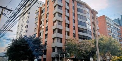 CHICÓ RESERVADO – Carrera 8ª con Calle 99, ¡Vive con estilo en uno de los sectores más exclusivos de Bogotá! Hermoso apartamento remodelado en arriendo, con espacios modernos y excelente iluminación natural. Disfruta de dos cómodas habitaciones, dos baños, estudio abierto ideal para trabajar desde casa, amplia sala-comedor, cocina integral moderna, zona de lavandería y parqueadero cubierto en servidumbre. Ubicado en el corazón de Chicó Reservado, un sector reconocido por su tranquilidad, seguridad, parques, zonas verdes y fácil acceso a importantes vías. A pocos pasos encontrarás restaurantes, cafés, supermercados, gimnasios y transporte público.
Este apartamento es perfecto para quienes buscan confort, diseño y una ubicación inmejorable en el norte de la ciudad. Cod: 173