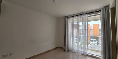 Casa en Arriendo en unidad cerrada en Galicia cerca a supermercados de cadena, rutas de transporte publico y servicios complementarios de la zona. Cuenta con tres niveles, salacomedor, pisos en ceramica, cuatro habitaciones y cuatro baños, hall de alcobas, cocina integral mesón en granito, estufa y calentador a gas, zona de ropas. La unidad cuenta con piscina, gimnasio, salón comunal, parques infantiles, cancha polideportiva y un parqueadero descubierto. con vigilancia y portería las 24 Horas. Inmuebles sujetos a verificación de disponibilidad.