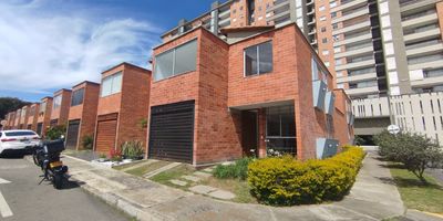 Casa en arriendo Rionegro, sector San Antonio de Pereira. Esta encantadora propiedad se destaca por su excelente iluminacion natural y amplios espacios que brindan comodidad y bienestar en cada rincon. Ubicada en una zona tranquila, a tan solo 8 minutos del parque principal, ofrece el equilibrio perfecto entre cercania y privacidad. Alejada del ruido, es ideal para quienes buscan un entorno sereno sin renunciar a la conveniencia de tener todo a pocos minutos. Sus areas sociales y privadas han sido disenadas para aprovechar al maximo la luz y la ventilacion, creando una atmosfera calida y acogedora. Perfecta para disfrutar en familia o trabajar desde casa con total tranquilidad.

Contactanos para brindarte mas informacion!