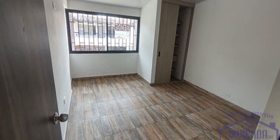 Apartamento de 45 m2 en segundo piso, 2 alcobas, 2 clósets, baño, cocina integral, red de gas, salón comedor, instalación de lavadora, ventanal y piso en cerámica.Sector residencial transporte público y supermercados cercanos.
Si deseas más información puedes escribir al WhatsApp 3113933203