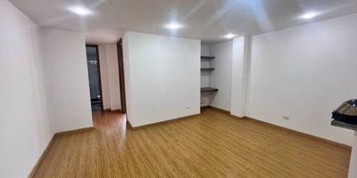 Se arrienda hermoso apartamento en Madrid Cundinamarca, con una ubicación ideal para disfrutar en familia, cerca de supermercados D1 y Ara, plazoleta principal de Madrid, gasolineras cercanas y avenidas principales para el acceso a transporte calle 13 y calle 80. El apartamento cuenta con amplios espacios y con gran iluminación natural, sala, comedor, cocina integral, zona de lavandería. Posee una excelente distribución con un metraje de 55 mt2, cuenta con 2 alcobas, 1 baño y parqueadero privado, ¡Contáctanos! para agendar tu cita!.   