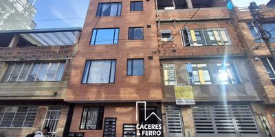 Acogedor aparta estudio de 32 m² en arriendo

Hermoso apartaestudio de un solo ambiente, con una excelente distribución que incluye una habitación con clóset, cocina integral, un baño y una amplia zona de lavado.

El edificio ofrece circuito cerrado de cámaras de seguridad y servicio de aseo en las zonas comunes. No cuenta con parqueadero. Cod: 879