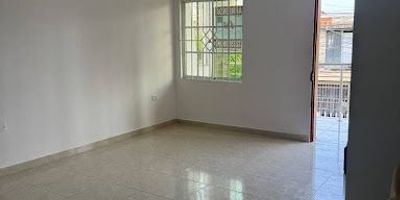 Apartamento en arriendo ubicado en el barrio San Isidro, sector residencial, tranquilo y cercano a supermercados como éxito, D1, olímpicas, isimo y demás, acceso fácil a rutas de transportes, parqueadero para una moto. Apartamento fresco, con buena iluminación, cerámicas claras. Apartamento en excelentes condiciones, piso 2 