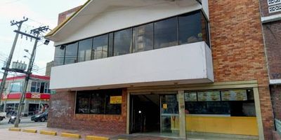 Local comercial esquinera en el Barrio Tejar. Área lote de 337m y construida de 430m. Dos frentes sobre avenidas principales, avenida Primero de Mayo y Carrera 52a. Excelente acceso a transporte público, estación del metro, bahía de parqueo, ubicación estratégica ideal para proyectos comerciales, institucionales o de vivienda. Alta valorización y excelente visibilidad.
