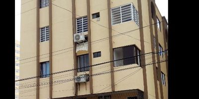 Apartamento ubicado en el norte de la ciudad de ambiente fresco y luz natural durante el día. Cuenta con cocina integral con gabinetes inferiores y superiores, zona de labores, closets en habitaciones, baños con lavamanos en cerámica y divisiones de baño en plástico. Cercano al centro comercial único con alto flujo peatonal y vehiculas.