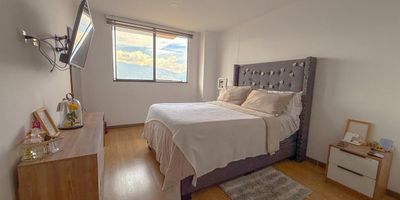 Apartamento de 98 M2 con una vista panorámica a la ciudad, Ubicado en una de las unidades mas completas y exclusivas del sector.
Incluye 2 parqueaderos