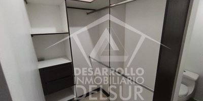 Apartamento en ARRIENDO.
Comodidad, ubicación y excelentes zonas comunes.
Descubre este hermoso apartamento ideal para disfrutar en familia:
Sala comedor3 alcobas2 Closet1 Vestier2 baños cabinadosCocina integralZona de ropasTerrazaCalentador BalcónPiso en cerámicaParqueadero privadoCuarto útil
Edificio con: Ascensor, portería 24 horas, zonas verdes, juegos infantiles, piscina, cancha polideportiva.
Ubicado en una excelente zona residencial, rutas de transporte, minimercados, supermercados, colegios, parroquias, hospital.
¡Para más información y agendar tu cita!Contáctanos al 3156901885Desarrollo Inmobiliario del Sur – Tu hogar, nuestra pasión