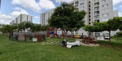 con ascensor, buena vista, interior, iluminado ventilado, consta de: sala comedor, cocina interal, balcon, star tv, zona de oficios, 2 alcobas con closet, principal con baño y vestier, baño social, cerca de colegios, universidades, crca de zona comercial bochalema, cerca de parques, restaurantes, centros comerciales, cerca de parada del  mio buen tansporte,se alqula excelente apartamento en unidad cerrada, 2 piso,