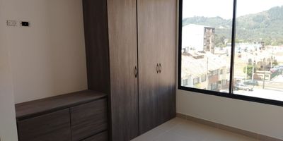 Acogedor apartamento con vista posterior en Carrera 13 #12-41cerca al centro del municipio en un cuarto piso SOLO PARA OFICINAS. Dispone de  Sala comedor, cocina integral sin horno, zona de lavandería, dos habitaciones, un baño con calentador. Excelente ubicación, facilidad de transporte y comercio. Qué esperas para tomarlo.