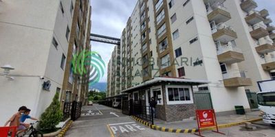Apartamento en Venta – Conjunto Residencial El Trapiche, Piedecuesta  Descubre tu nuevo hogar en la Ciudadela Valle Barro Blanco, un sector tranquilo, con excelente proyección y fácil acceso. Este acogedor apartamento, ubicado en el piso 8, ofrece espacios  funcionales  Consta de: 2 habitaciones con clóset 2 baños Sala y comedor con excelente iluminación natural Estudio o hall de TV Cocina integral Zona de ropas independiente Parqueadero Comunal cubierto  Zonas comunes del conjunto:  Salón social Cancha sintética Juegos infantiles Vigilancia 24 horas  El apartamento se encuentra totalmente libre de deudas y se escuchan ofertas