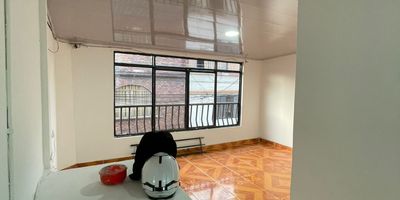 Se alquila casa en los heroes 2500 lotes de 3 habitaciones en 700.