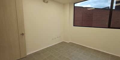 Consultorio nuevo ubicado en el exclusivo proyecto CRISTA en el barrio Los Colores, una de las zonas con mayor proyeccion comercial y urbanistica de la ciudad. Este espacio ha sido disenado especialmente para profesionales del sector salud, ideal para servicios odontologicos, ayudas diagnosticas, laboratorios clinicos y especialidades medicas en general. Excelente distribucion y acabados modernos, infraestructura adecuada para servicios medicos, con posibilidades de adaptacion segun la especialidad, torre medica con diseno funcional y acceso controlado. No dejes pasar esta oportunidad de instalar tu consultorio en un entorno moderno, bien ubicado y en crecimiento. Contactanos para mas informacion y agenda tu visita