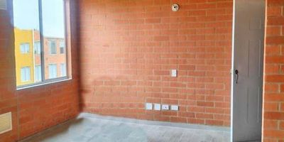  Hermoso apartamento de aproximadamente 54 m2. Cuenta con sala comedor, 2 habitaciones, cocina semi integral, 2 baños, zona de ropas y balcón, pueden hacer uso de sus zonas verdes, salón social y juegos infantiles. Ubicado cerca al centro principal de Funza, centro comercial Unicentro Funza, fácil acceso para Bogotá por Calle 80, comercio cercano y facil acceso de transporte intermunicipal y municipal. ¡Contáctanos! para agendar tu cita.