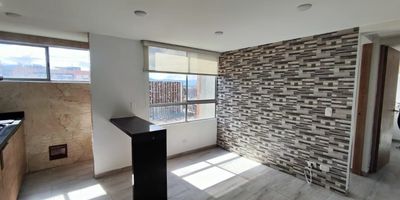 Descubre tu nuevo hogar en una de las zonas con mayor proyeccion de Bogota. Este hermoso apartamento cuenta con 2 amplias habitaciones, 2 banos, acogedora sala-comedor, zona de ropas independiente y un estudio ideal para teletrabajo o area de lectura. Su distribucion funcional y excelente iluminacion natural crean un ambiente calido y confortable para toda la familia. Ubicado en Castilla kennedy  disfrutaras de facil acceso a importantes vias principales como la Av. Ciudad de Cali, la Av. Villavicencio y la Autopista Sur, ademas de cercania a centros comerciales, colegios, parques y transporte publico. El conjunto ofrece excelentes zonas comunes: salon social para eventos, parque infantil y gimnasio totalmente dotado, ideales para el bienestar y la recreacion. Vive la comodidad, seguridad y tranquilidad que mereces, en un entorno familiar con vigilancia 24 horas y espacios disenados para tu estilo de vida moderno. Tu nuevo hogar te espera en Castilla la Nueva.
