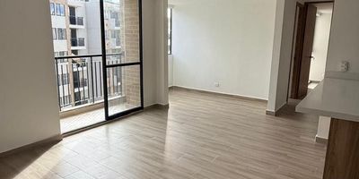 Apartamento ubicado en zona residencia. El apartamento se encuentra en el piso 7. En el podras disfrutar espacios comodos, amplios y luminosos. Cuenta con una excelente ubicacion de facil acceso a transporte publico, colegio, universidad, centro comercial, parroquia, clinica u hospital, supermercado, gimnasio, restaurante, entidad bancaria, facil acceso a vias principales, permitiendote estar cerca de todo lo que necesitas. Administracion incluida en canon de arrendamiento zonas sociales en proceso. Parqueadero comun