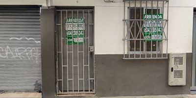 Agradable Casa ubicada en el sector de la america, en la carrera 84, piso 1, tiene un área de 130 metros aproximadamente. El inmueble cuenta con: 3 alcobas, 3 baños cabinados, 2 closets, sala y comedor, cocina integral con red de gas, y piso en cerámica, parqueadero descubierto.
Los datos de los inmuebles promocionados en la página web están sujetos a cambio y verificación de disponibilidad.