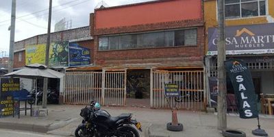 Casa  Local comercial en el Barrio Los Sauces Primera de Mayo. Área lote de 211m y construida de 288m. Dos frentes sobre avenida Primero de Mayo y Calle 27sur. Excelente acceso a transporte público, Transmilenio, estación del metro, bahía de parqueo, ubicación estratégica ideal para proyectos comerciales, institucionales o de vivienda. Alta valorización y excelente visibilidad
