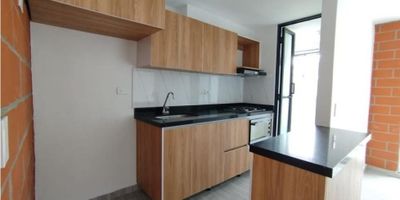 Ubicado en el encantador sector Porvenir, en Rionegro, este apartamento es ideal para quienes buscan un entorno tranquilo y agradable, rodeado de naturaleza y con acceso fácil a lo mejor que ofrece la región. La unidad se caracteriza por su ambiente acogedor y familiar, perfecto para disfrutar de una vida cómoda y en armonía con el entorno. No. 9623863
