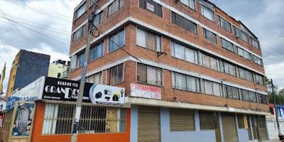 Acogedor apartamento en Santa Isabel. Ubicado en una casa, cuarto piso sin ascensor, con excelentes vías de acceso y una ubicación ideal para disfrutar en familia. Cerca de colegios, jardines infantiles, la estación de TransMilenio Santa Isabel y la carrera 30. El sector cuenta con zonas verdes ideales para caminar y disfrutar del entorno. El apartamento ofrece amplios espacios y gran iluminación natural. Su excelente distribución incluye sala-comedor, cuatro alcobas con closet, un baño, cocina integral con gas natural y zona de lavandería. No dispone de parqueadero.  Cualquier información adicional al correo electrónico maritza.suarezinmobiliariabogota.com. El equipo de Inmobiliaria Bogotá está comprometido a brindar una experiencia de vida excepcional para nuestros clientes desde el momento en que se unen a nuestra comunidad.    