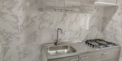 Apartamento en arriendo Zaratoga-Sabaneta 45 m² Ofrece excelente iluminación natural y una distribución funcional que aprovecha cada espacio, se encuentra en un sector residencial con acceso y cercanía a zonas de comercio, transporte público y todo lo que necesitas a tu alcance.
Cuenta con 2 alcobas, 2 clóset en madera, 1 baño cabinado, sala comedor, biblio-estudio, cocina integral con extractor, mesón en aluminio, piso en ceramica, red de gas, calentador a gas, balcón y  zona de ropas es un 4 piso.
Es una zona tranquila, cómodo y bien ubicada para vivir, Sabaneta te ofrece un entorno tranquilo, Agendar tu cita es muy fácil contáctanos 3112001189-3104289911 descubre más de este apartamento.