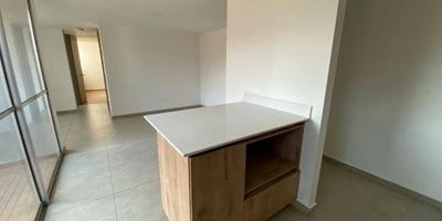 Apartamento para arriendo en sabaneta. Cuenta con amplios y cómodos espacios todo dentro de un entorno familiar y tranquilo. Tiene 2 habitaciones principales con baño y closet, baño social, sala comedor, balcón, cocina integral y 1 parqueadero. El sector cuenta con facilidad de abordaje a rutas de transporte público y la unidad ofrece excelentes comodidades. 